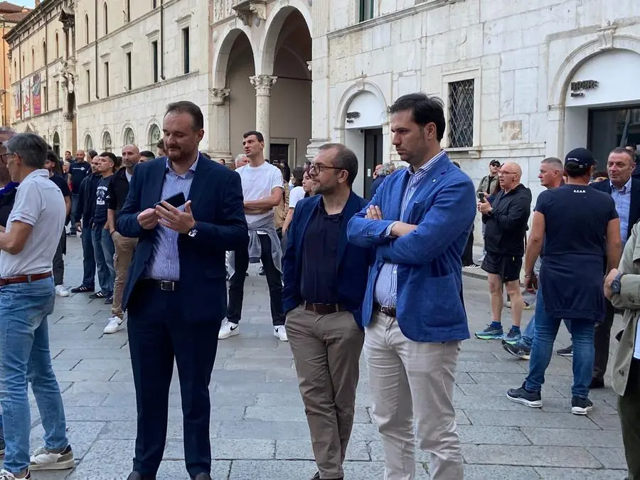 La manifestazione pro-Brescia fuori dalla Loggia