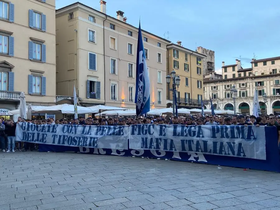 La manifestazione pro-Brescia fuori dalla Loggia