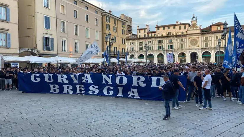 La manifestazione pro-Brescia fuori dalla Loggia