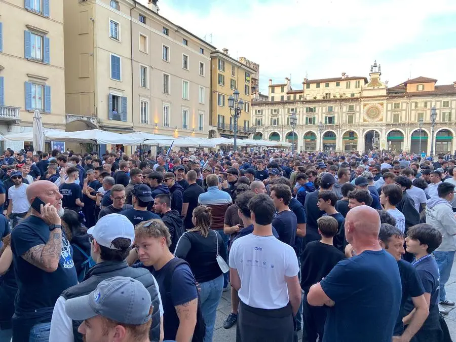 La manifestazione pro-Brescia fuori dalla Loggia