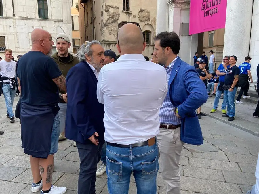 La manifestazione pro-Brescia fuori dalla Loggia