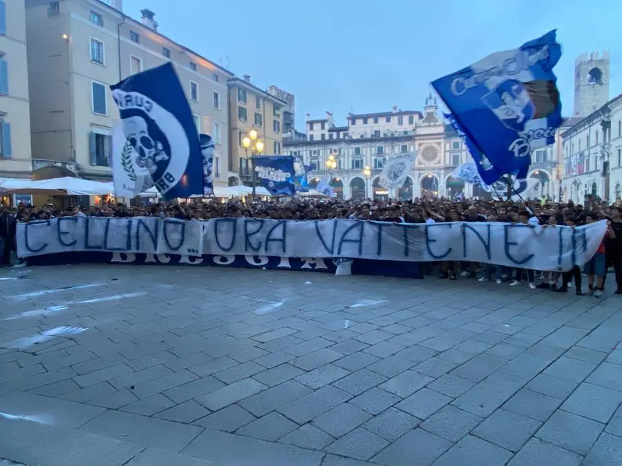 La manifestazione della Curva Nord fuori dalla Loggia