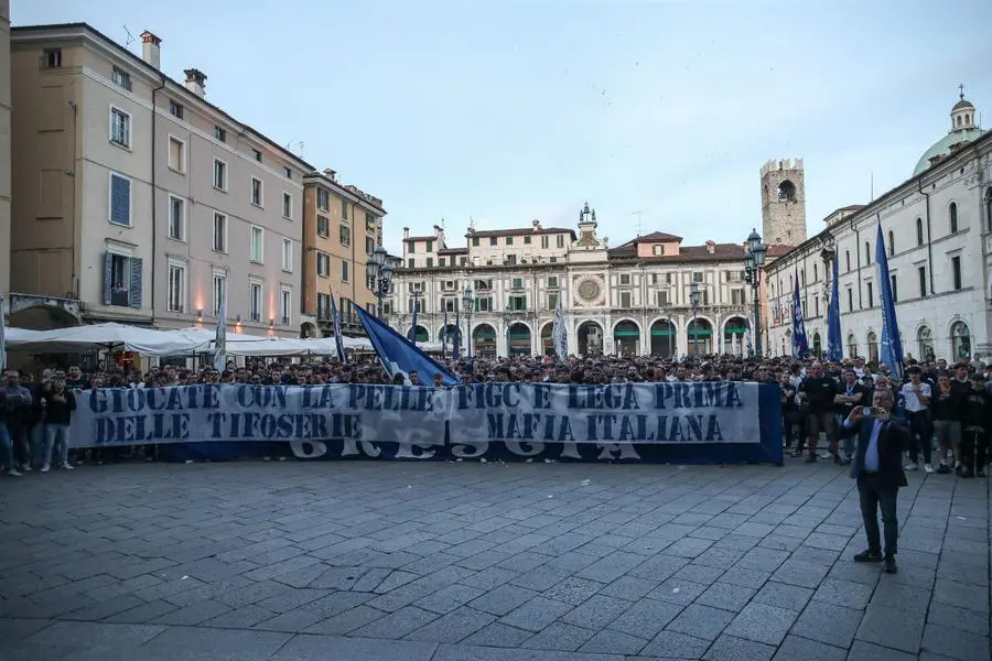 Brescia, Curva nord in protesta in piazza Loggia