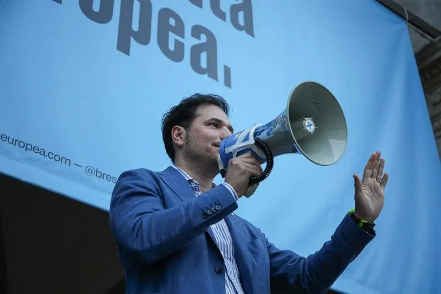 Brescia, Curva nord in protesta in piazza Loggia