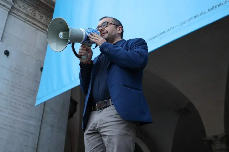 Brescia, Curva nord in protesta in piazza Loggia