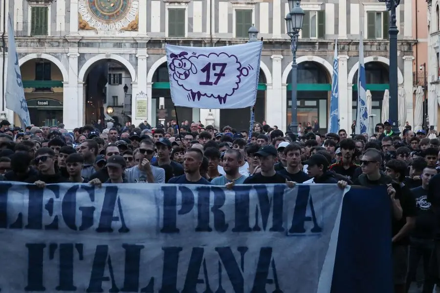 Brescia, Curva nord in protesta in piazza Loggia
