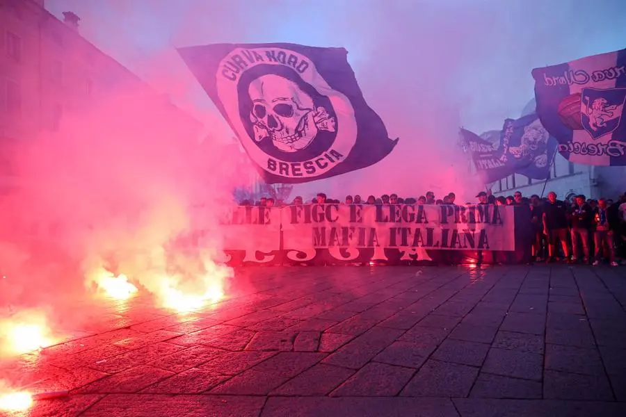 Brescia, Curva nord in protesta in piazza Loggia
