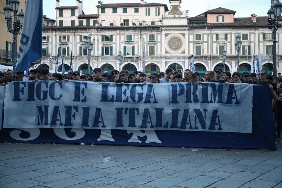 Brescia, Curva nord in protesta in piazza Loggia