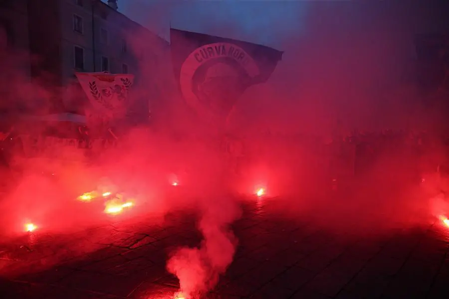 Brescia, Curva nord in protesta in piazza Loggia