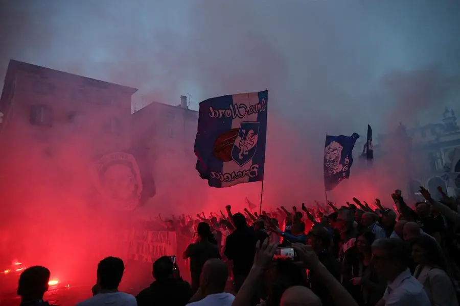 Brescia, Curva nord in protesta in piazza Loggia