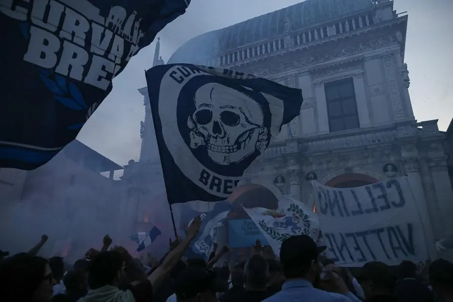 Brescia, Curva nord in protesta in piazza Loggia