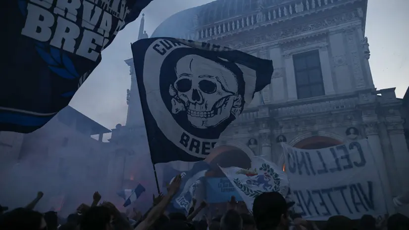 Brescia, Curva nord in protesta in piazza Loggia