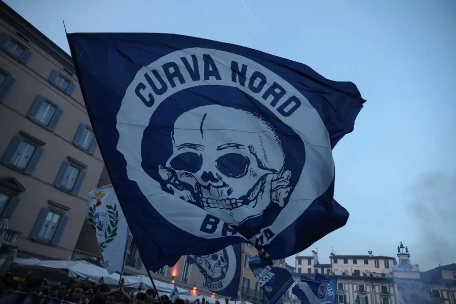 Brescia, Curva nord in protesta in piazza Loggia