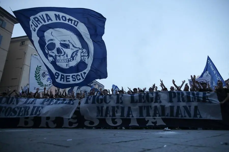 Brescia, Curva nord in protesta in piazza Loggia