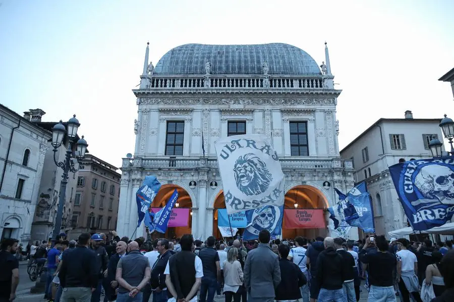 Brescia, Curva nord in protesta in piazza Loggia