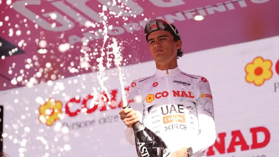 Isaac Del Toro mentre festeggia sul podio - Foto Massimo Paolone/LaPresse