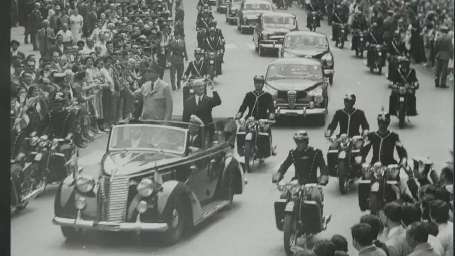 La parata di Gronchi e De Gaulle in corso Zanardelli a Brescia - New Eden Group © www.giornaledibrescia.it