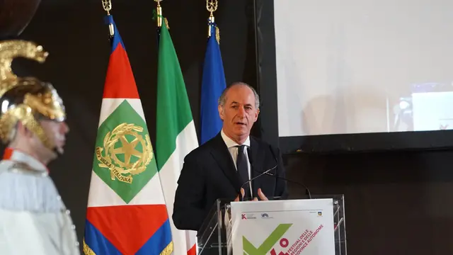 Il presidente della Regione Veneto Luca Zaia parla in apertura della sessione dibattimentale del 4° Festival delle Regioni e Province Autonome, nel salone dello Scrutinio di Palazzo Ducale, Venezia 19 maggio 2025. ANSA/ANDREA MEROLA NPK