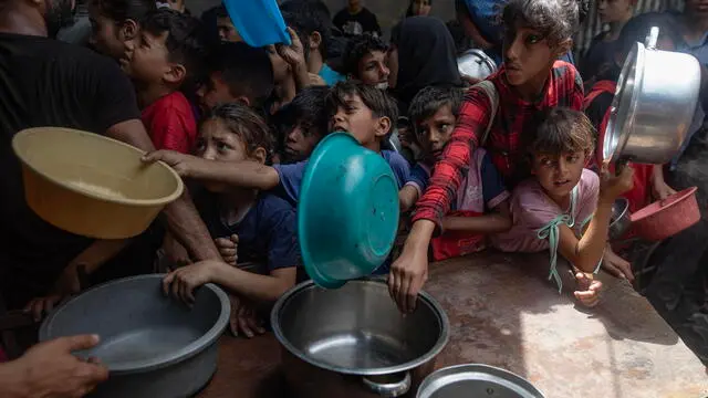 epa12112767 Hundreds of internally displaced Palestinians gather outside a charity kitchen in Gaza city to receive limited food rations, 18 May 2025. Kitchen administrators warn their stocks would run out in two days due to the suspension of humanitarian aid entering the Gaza Strip. According to the UN half a million people, or one in five people in the Strip are facing starvation while the entire population of the Gaza Strip continues to face a critical risk of famine following 19 months of conflict, mass displacement and severe restrictions on humanitarian aid. EPA/HAITHAM IMAD