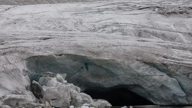 Un 2024 difficile e dal segno meno nonostante le nevicate tardive della scorsa primavera. È questo il bilancio di fine anno che si prospetta per Alpi e ghiacciai alpini, quest'ultimi sempre più sottili e quasi tutti in forte arretramento su tutto l'arco alpino e con impatti su ecosistemi e biodiversità. ANSA/ UFFICIO STAMPA LEGAMBIENTE +++ ANSA PROVIDES ACCESS TO THIS HANDOUT PHOTO TO BE USED SOLELY TO ILLUSTRATE NEWS REPORTING OR COMMENTARY ON THE FACTS OR EVENTS DEPICTED IN THIS IMAGE; NO ARCHIVING; NO LICENSING +++ NPK +++
