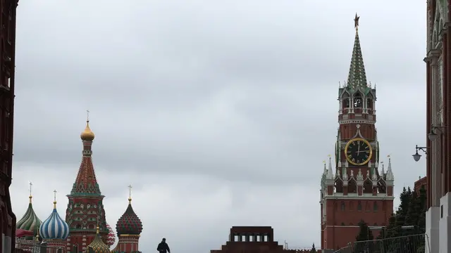 epaselect epa12116349 A pedestrian walks outside the Moscow Kremlin complex in the centre of Moscow, Russia, 19 May 2025. EPA/MAXIM SHIPENKOV