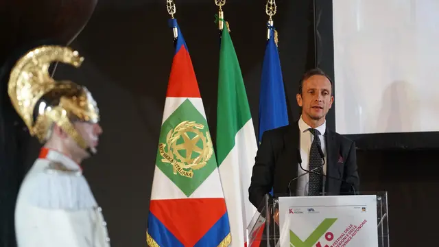 Il presidente della Regione Friuli Venezia Giulia Massimiliano Fedriga parla in apertura della sessione dibattimentale del 4° Festival delle Regioni e Province Autonome, nel salone dello Scrutinio di Palazzo Ducale, Venezia 19 maggio 2025. ANSA/ANDREA MEROLA NPK