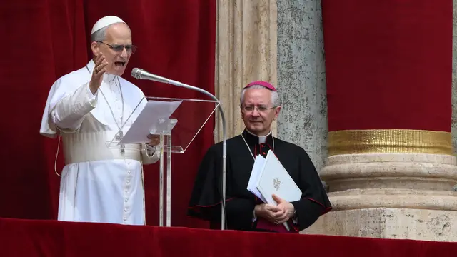 Newly elected Pope Leo XIV, Cardinal Robert Francis Prevost from the USA, blesses the faithful during the Regina Coeli prayer from the central loggia of Saint Peter's Basilica, Vatican City, 11 May 2025. ANSA/ETTORE FERRARI (papa, Leone, San Pietro, Vaticano, Caeli)