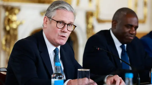 epa12116415 British Prime Minister Keir Starmer (L) speaks next to British Foreign Secretary David Lammy during a plenary session at the UK-EU summit at the Lancaster House in London, Britain, 19 May 2025. EPA/JASON ALDEN / POOL