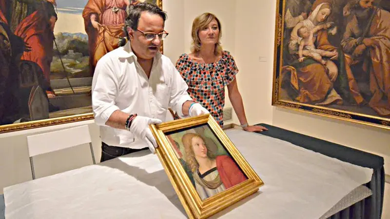 Nel 2012 l'allora assessore Andrea Arcai mostra l'Angelo in partenza per Beijing - Foto Neg © www.giornaledibrescia.it