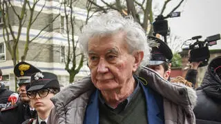 Avvocato Massimo Lovati con Andrea Sempio esce dalla caserma dei Carabinieri Montebello di via Vincenzo Monti accompagnato dai suoi avvocati, Milano 13 Marzo 2025 ANSA/MATTEO CORNER