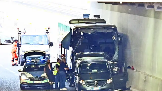 19-05-2025 COMO LOMAZZO INCIDENTE STRADALE BUS CON SCOLARESCA AUTOSTRADA UNA DONNA MORTA E DIVERSI BAMBINI FERITI VIENE RIMOSSO IL CADAVERE DELLA DONNA ANSA/FABRIZIO CUSA
