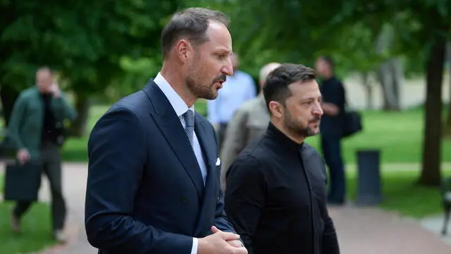 epa12119570 A handout photo made available by the Ukrainian Presidential Press Service shows Ukrainian President Volodymyr Zelensky (R) and Haakon, Crown Prince of Norway (L) meeting in Kyiv, Ukraine, 20 May 2025. EPA/Presidential Press Service HANDOUT HANDOUT EDITORIAL USE ONLY/NO SALES