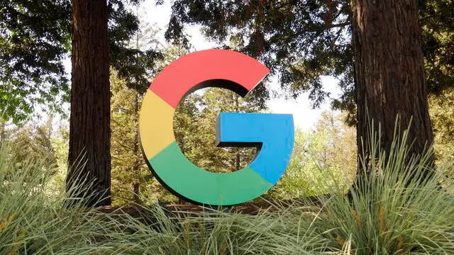 epa12050396 Google signage at the entrance to the headquarter campus in Mountain View, California, USA, 23 April 2025. Google will release its first-quarter earnings report on April 24. EPA/JOHN G. MABANGLO