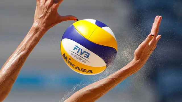epa09396367 Taliqua Clancy of Australia blocks the ball during the Women's semifinal match between Australia and Latvia in the Beach Volleyball events of the Tokyo 2020 Olympic Games at the Shiokaze Park in Tokyo, Japan, 05 August 2021. EPA/RUNGROJ YONGRIT
