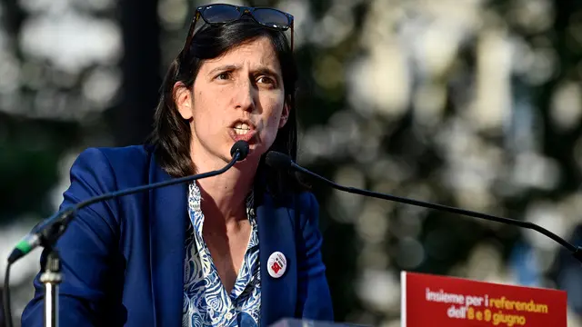 La segretaria del Partito Democratico, Elly Schlein, durante la maratona oratoria per il referendum dell’8 e 9 giugno, Roma, 19 maggio 2025. ANSA/RICCARDO ANTIMIANI