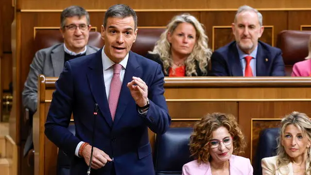 epa12098408 Spain's Prime Minister Pedro Sanchez (L) speaks during the Government control session at the Congress of Deputies (Lower House) in Madrid, Spain, 14 May 2025. EPA/JUAN CARLOS HIDALGO
