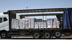 epa12118883 A truck carrying aid waits to enter the Gaza Strip at the Kerem Shalom crossing, southern Israel, 20 May 2025. According to the UN half a million people, or one in five people in the Strip are facing starvation while the entire population of the Gaza Strip continues to face a critical risk of famine following 19 months of conflict, mass displacement and severe restrictions on humanitarian aid. EPA/ATEF SAFADI