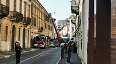 Il cornicione si è staccato da un edificio di via san Martino della Battaglia - © www.giornaledibrescia.it