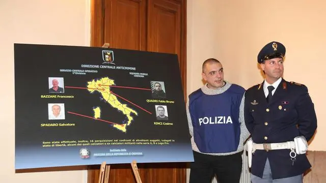 Un momento della conferenza stampa del procuratore di Cremona, Roberto De Martino, dopo la nuova operazione della Polizia contro le scommesse clandestine nel calcio, 17 dicembre 2013. Sono quattro le ordinanze di custodia cautelare firmate dal Gip Guido Salvini. In particolare, agli arresti sono finiti Salvatore Spadaro e Francesco Bazzani, soggetti che i calciatori coinvolti nel corso delle precedenti fasi dell'inchiesta avevano identificato come'Mister X'. I due, secondo quanto ricostruito dagli inquirenti, erano il collegamento tra il mondo delle scommesse clandestine e i giocatori e le società di calcio. Le altre due ordinanze di custodia cautelare sono state emesse nei confronti di Cosimo Rinci, amico di Spadaro e dirigente del Riccione calcio nonché in contatto con l'ex presidente dell'Ancona calcio Ermanno Pieroni (anche lui coinvolto nella prima fase dell'inchiesta) e Fabio Quadri, considerato il factotum dello stesso Spadaro. ANSA/RAFFAELE RASTELLI
