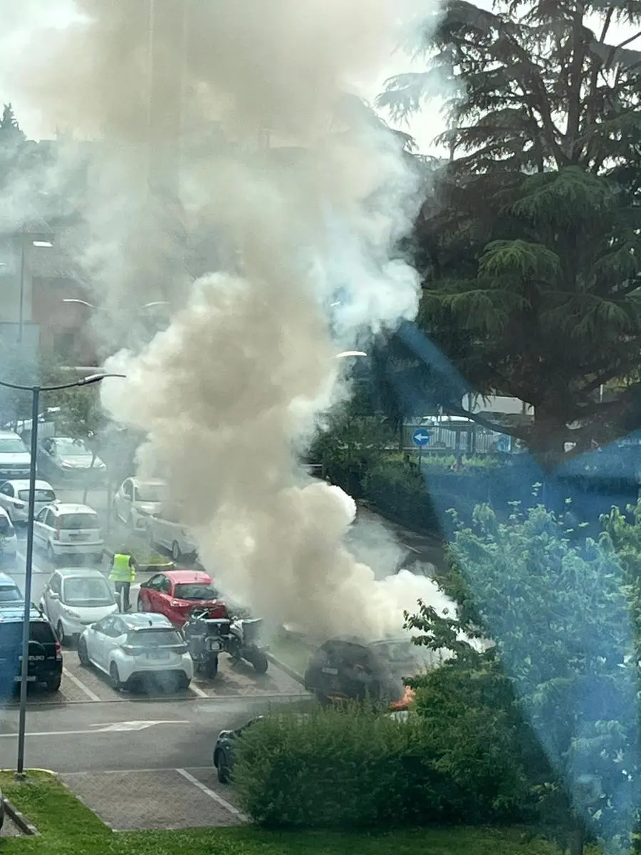 L'automobile in fiamme nel parcheggio della clinica Sant'Anna