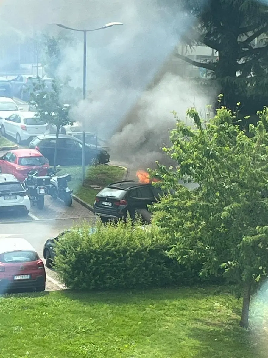 L'automobile in fiamme nel parcheggio della clinica Sant'Anna