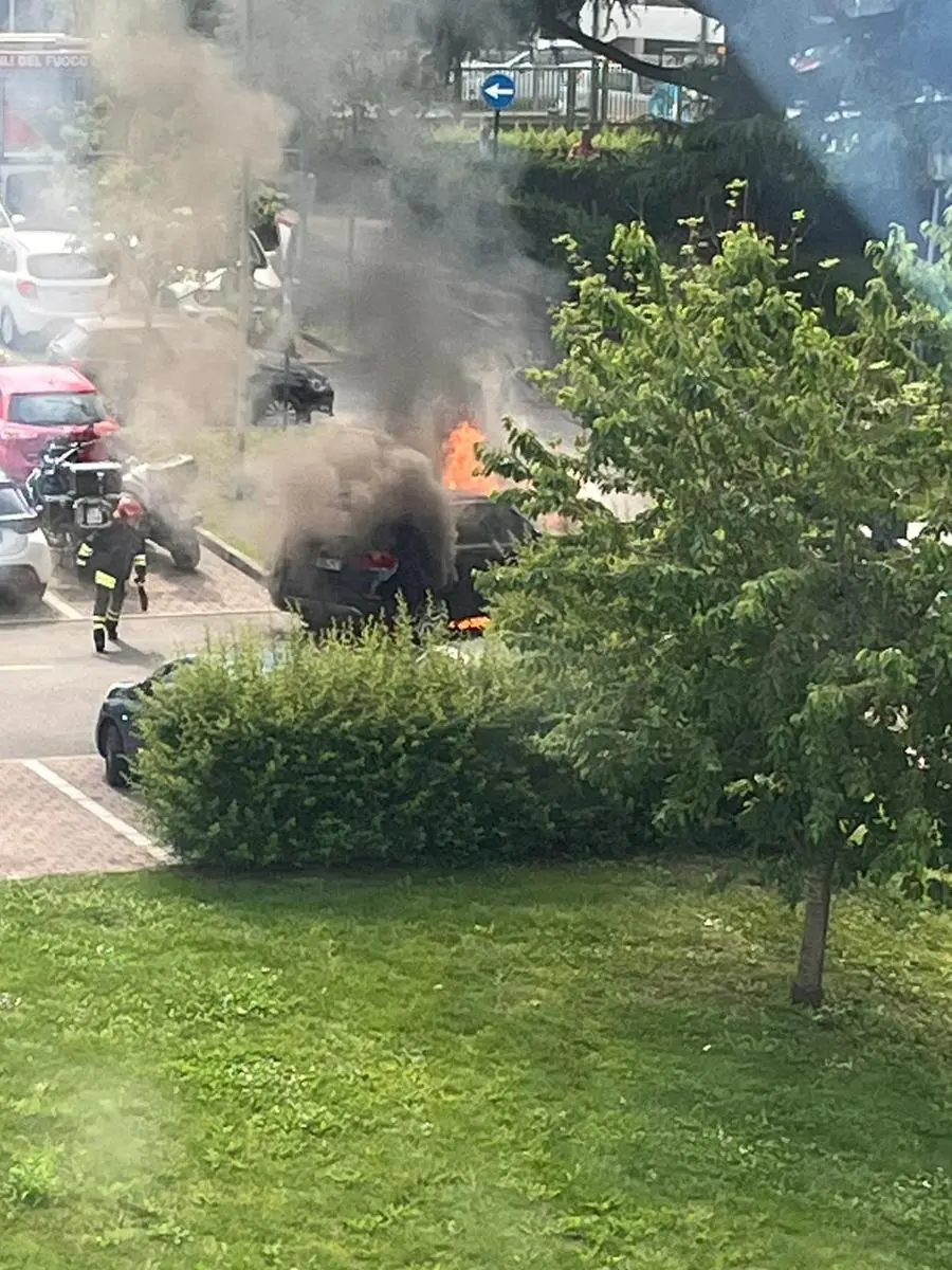 L'automobile in fiamme nel parcheggio della clinica Sant'Anna