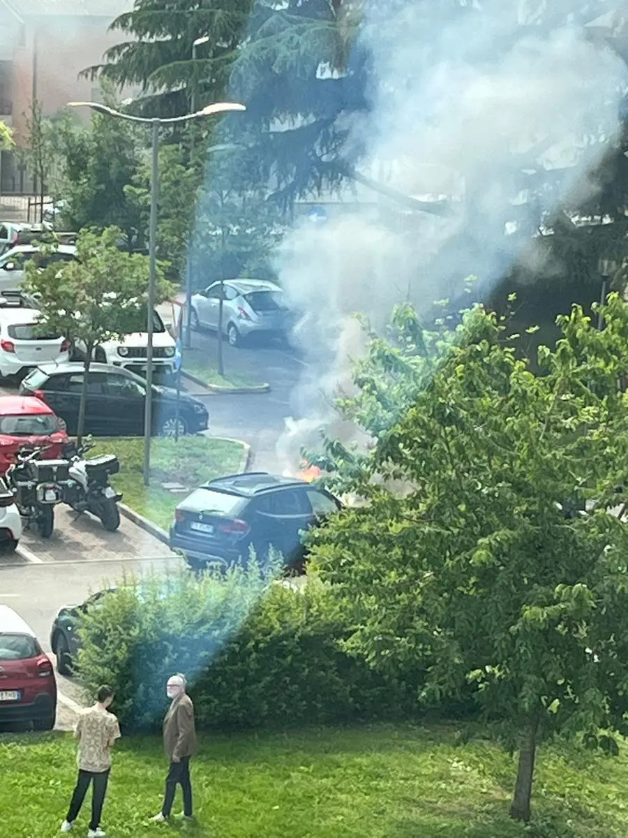 L'automobile in fiamme nel parcheggio della clinica Sant'Anna