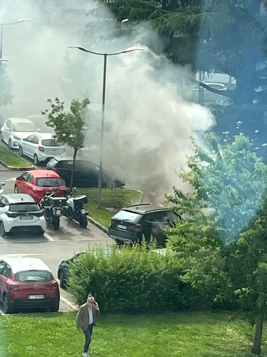 L'automobile in fiamme nel parcheggio della clinica Sant'Anna