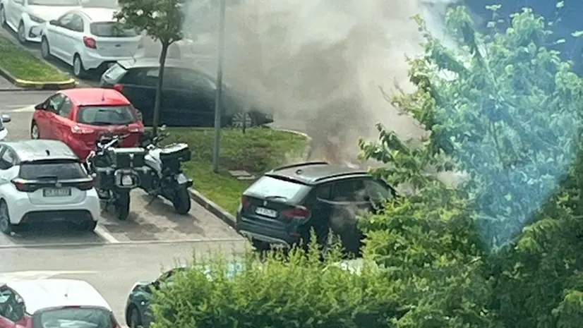 L'automobile in fiamme nel parcheggio della clinica Sant'Anna