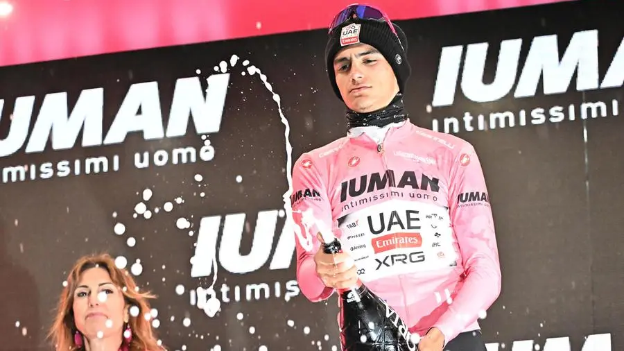 Il messicano Isaac Del Toro in maglia rosa - Foto Ansa/Luca Zennaro © www.giornaledibrescia.it