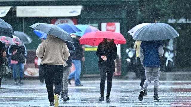 A causa del perdurare del maltempo l'allerta arancione è stata prolungata sino alle 8 di domani 18 ottobre. Genova, 17 ottobre 2024. ANSA/LUCA ZENNARO