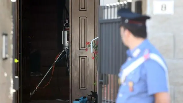 Periti e avvocati al lavoro nella villetta di Garlasco (Pavia) dove è stata uccisa Chiara Poggi, in una immagine del 20 giugno 2014. ANSA/MATTEO BAZZI