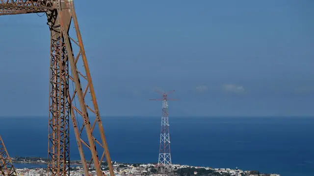 In una immagine di repertorio ripresa da Santa Trada (Reggio Calabria) la zona di Torre Faro (Messina) dove si svilupperanno i cantieri del ponte sullo Stretto. Messina, 3 Aprile 2024. ANSA/CARMELO IMBESI