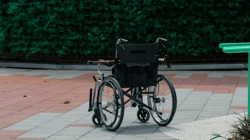 Una sedia a rotelle